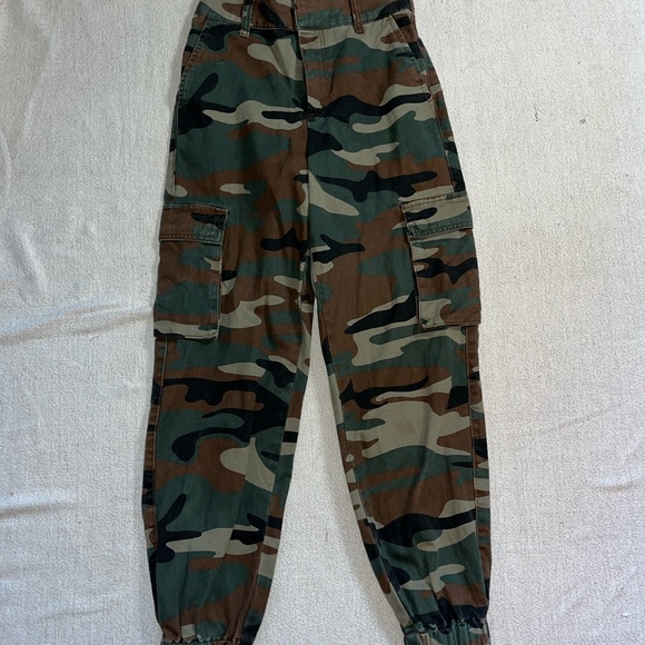 Forever 21 High Waist Camo Cargo Pants - Picture 2 of 11